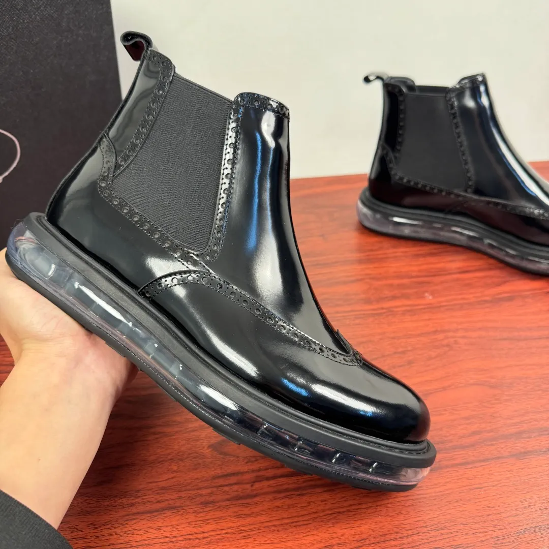 Batch 1020 Prada/Prada classic men's high-top air-cushion casual leather shoes, business formal leather shoes! Exclusive new air-cushion short boots for autumn and winter. Made in Guangdong, please pay attention to the details and pursue high quality. Italian original open-edge bead/matte calfskin styles are available. Low-key luxury, geometric tailoring, motorcycle imported from Germany, precision stitching, simple glossy classic European and American style, clear water chestnuts, brogue carving process, elastic band at the shoe opening, easy to put on and take off, standard formal wear, full calfskin lining, unique gold label foot pad from P family, heel webbing lift, stable and comfortable upper foot, original ultra-soft air cushion outsole, silver label PRADA letter logo decoration on the heel, rubber bottom wrapping, high comfort, excellent anti-slip performance, stitching technology Does not take off the sole, more durable, 3.5CM thick sole, more adaptable, can enter and exit various occasions, fine workmanship, clear edges and corners of the shoe shape, perfect as a work of art, quality assurance, complete package! Size: 38-39-40-41-42-43-44 Leather shoe size Item number: 2TG245 Open edge beads